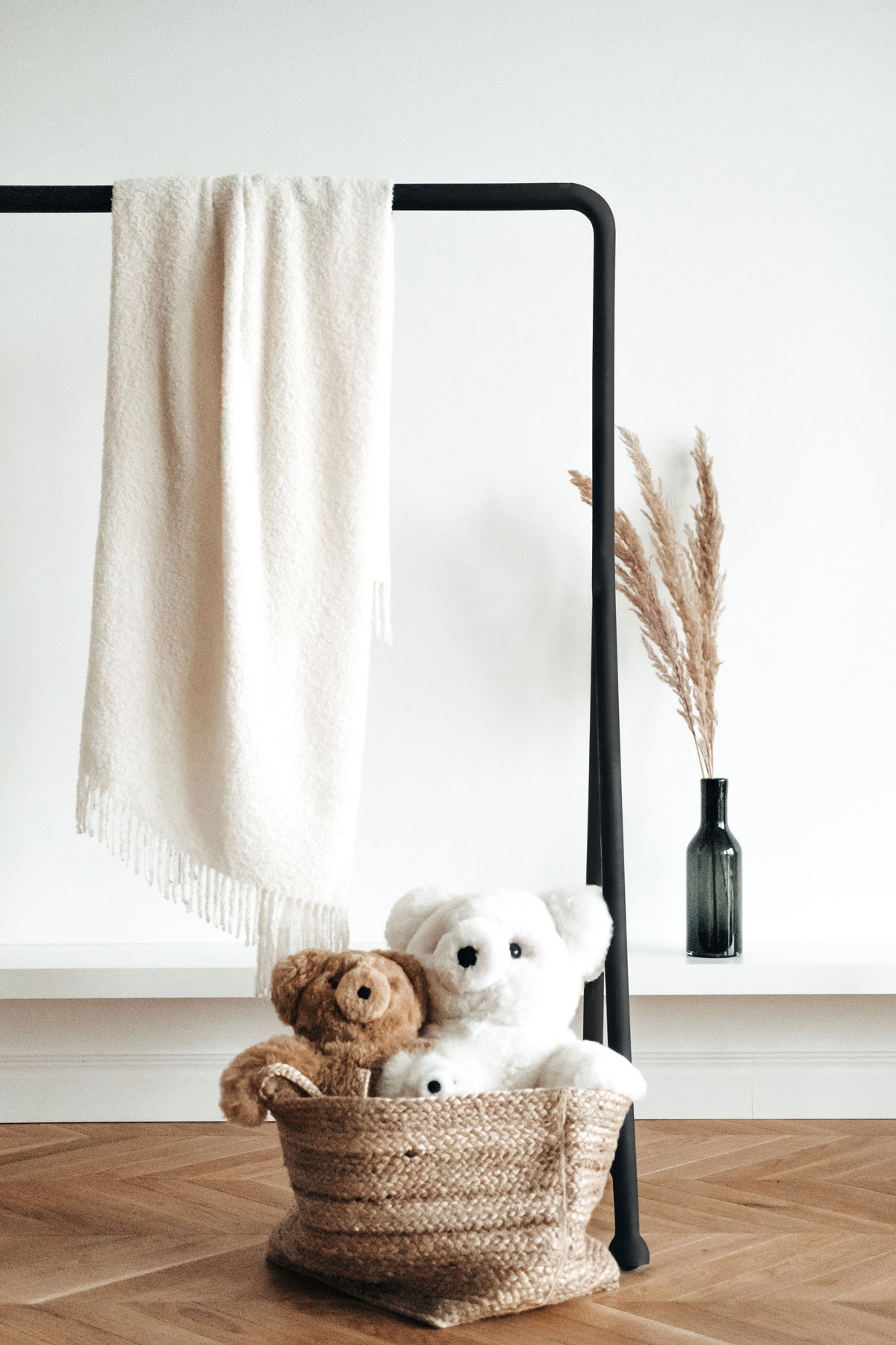 ALPAKA-Plaid-Boucle-LIFESTYLE-WHITE-category Luxurious Natural Superfine Alpaca Wool Boucle Throw - Image 1